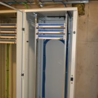 Fiberoptisk Installatør - Fiberoptisk Installasjon - Fiberkabelinstallasjon - Fiberoptisk Monterte Kabler - Spesialister for Installasjon og Kabling av IT Nettverk Elkol Installasjon Paneler i Rack